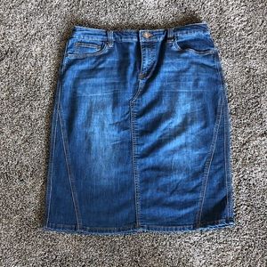 Dark wash denim skirt!